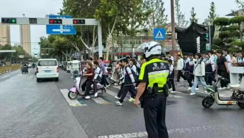 泾阳公安雨中坚守“护学岗” 为学子撑起 “安全伞”?