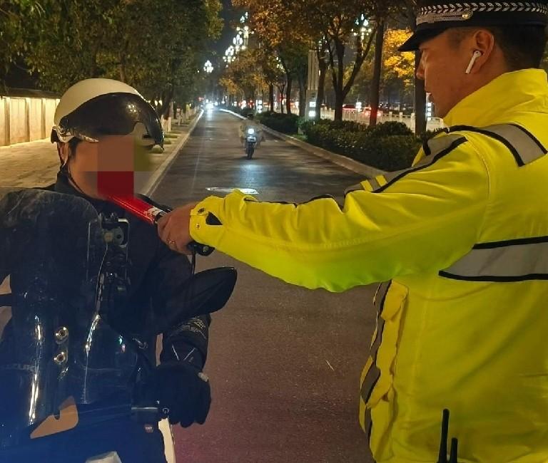 陈阳交警开展严查酒驾醉驾摩托车低速载货汽车交通违法行为