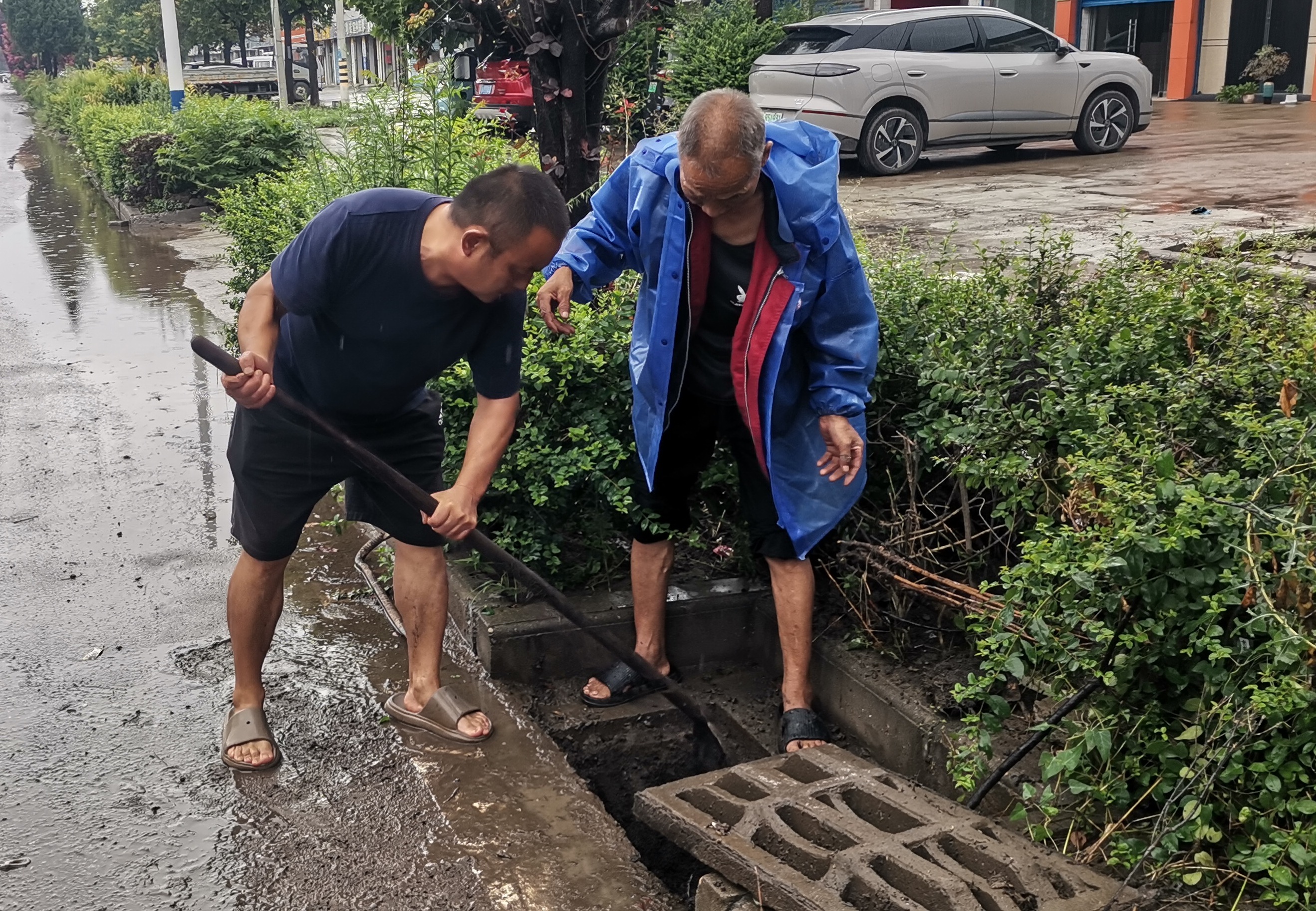 冒雨清淤筑牢“安全堤”