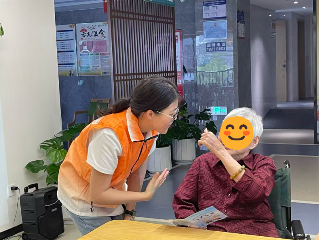 (江苏盐城中支志愿者在老年服务中心为老人讲解防骗知识)