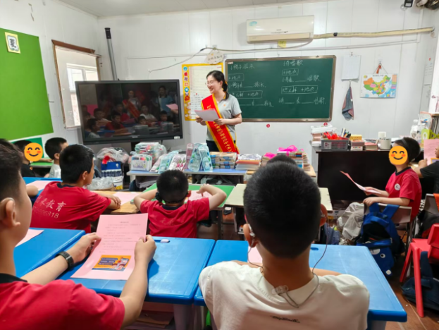 (河北沧州中支志愿者走进特教校园里宣传信息安全常识)