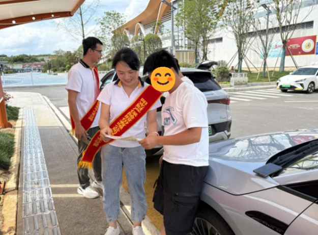 (贵州黔西南中支志愿者在候客区向等候接单的司机讲解保障知识)