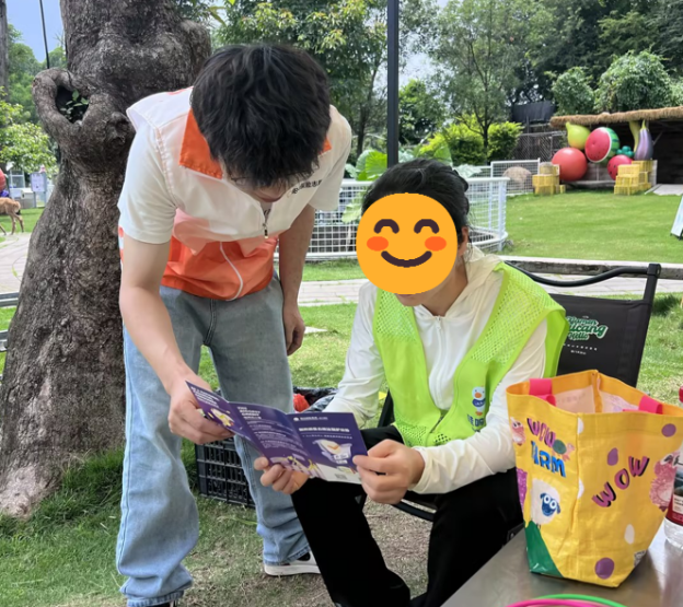 (厦门分公司志愿者与亲子家庭互动讲解消保知识)