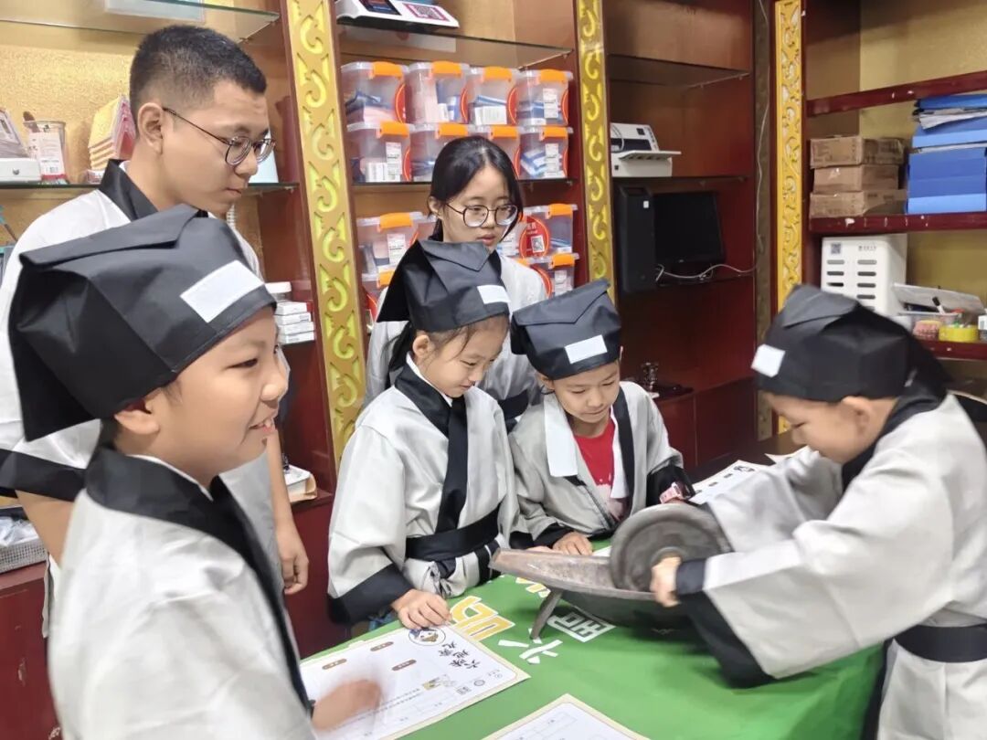 “小小中医师”出师记！春天花园社区的孩子们这个立秋，药香里“趣”成长 