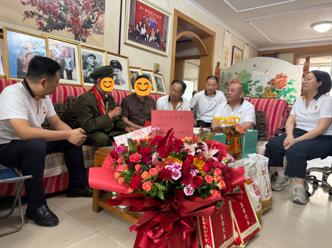 (山东分公司志愿者走进老兵家中聆听老人讲述战斗故事)