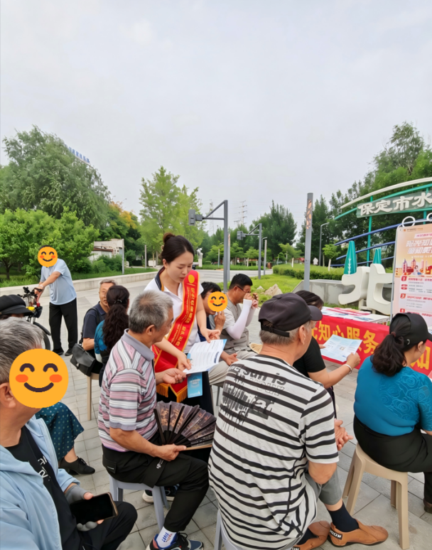 (河北保定中支志愿者在公园邀请老人们参与防非答题)