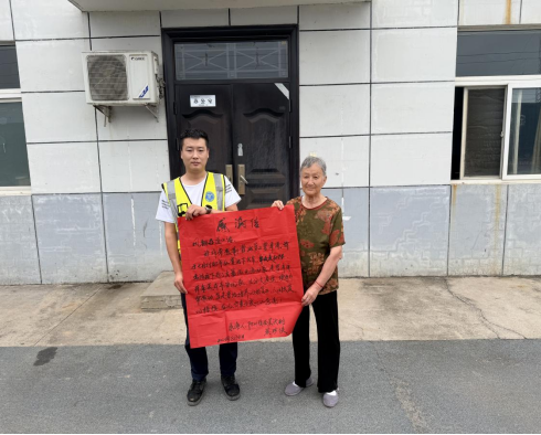 暴雨中，他为七旬老人当了一回“专属司机”