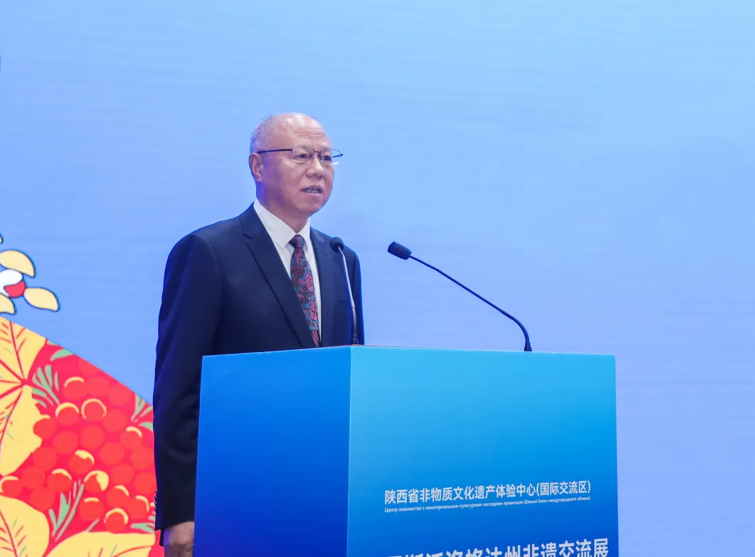 谢泱副秘书长宣布展览开幕