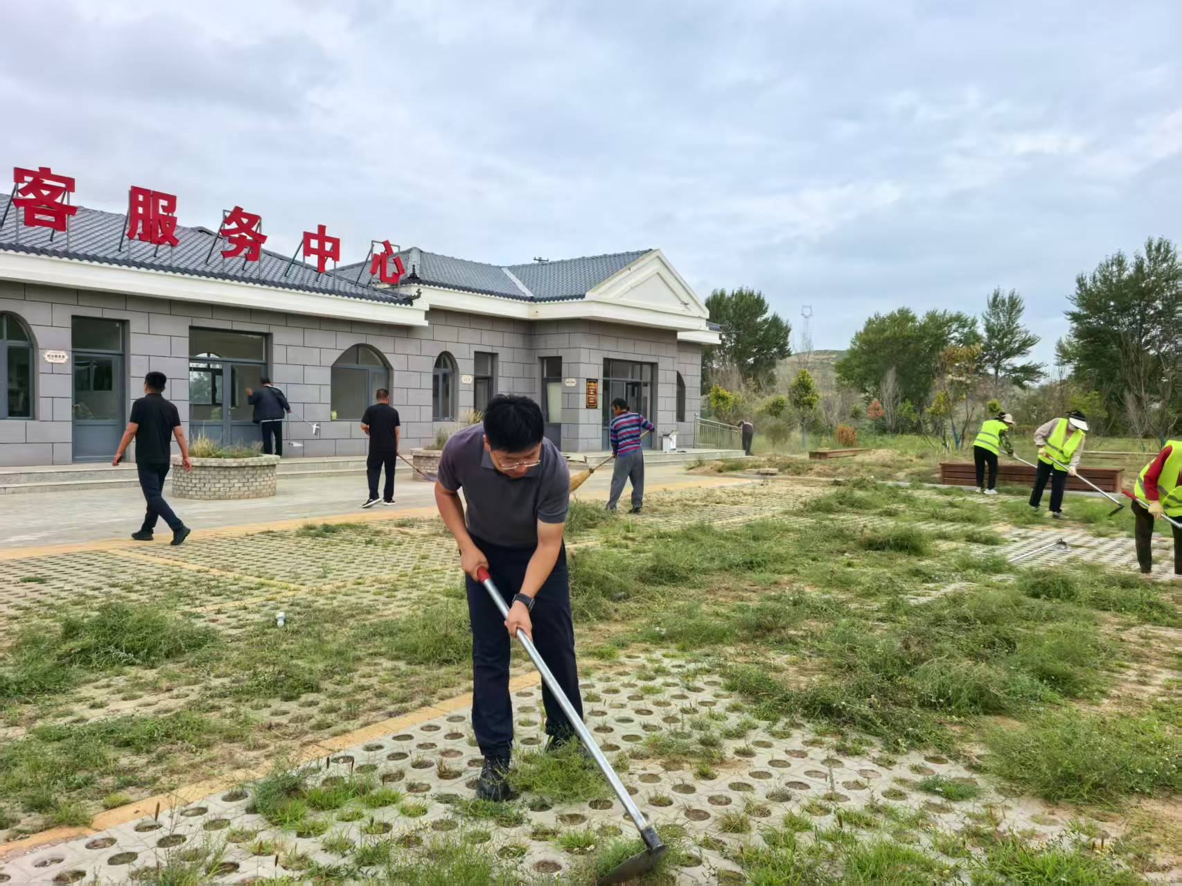 靖边县王渠则镇街面“清障” 景区“美颜”