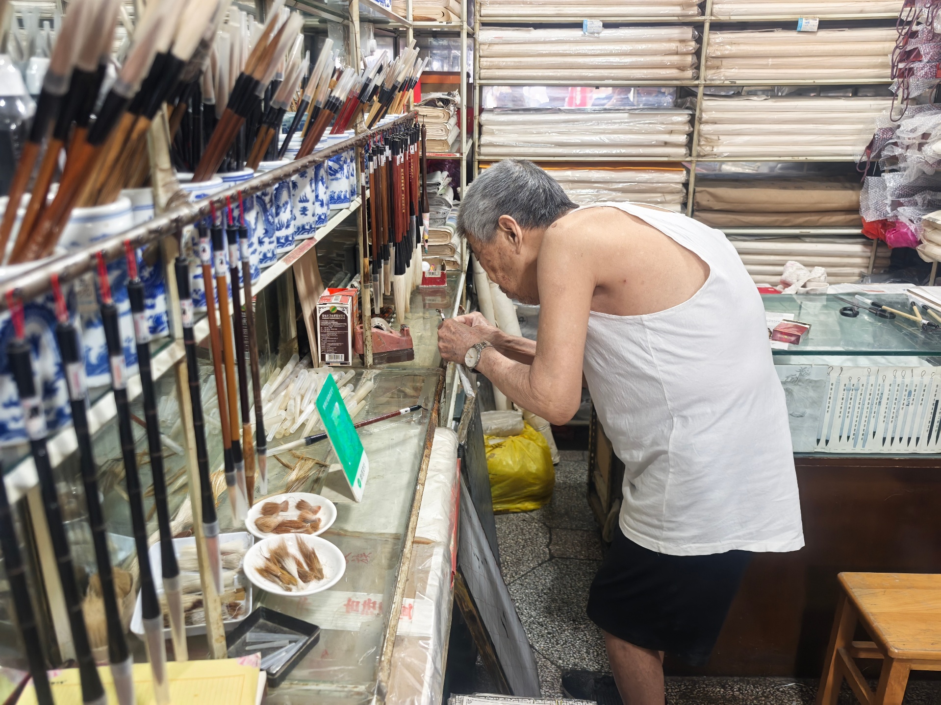 “毛笔爷爷”62年坚持古法开笔专家建议：留下这些“慢功夫”