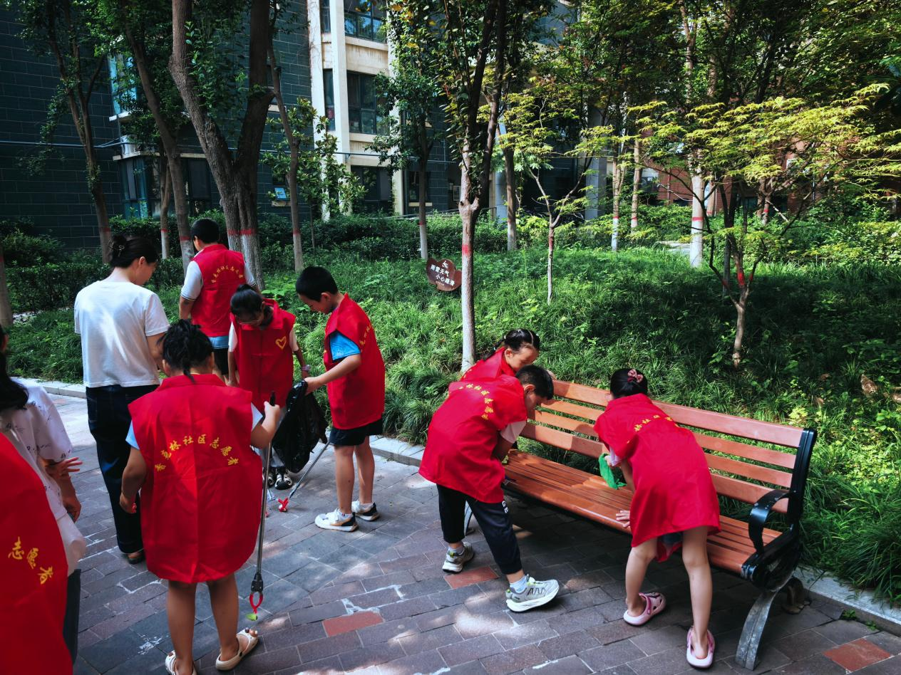 夏日实践润童心 志愿服务暖社区