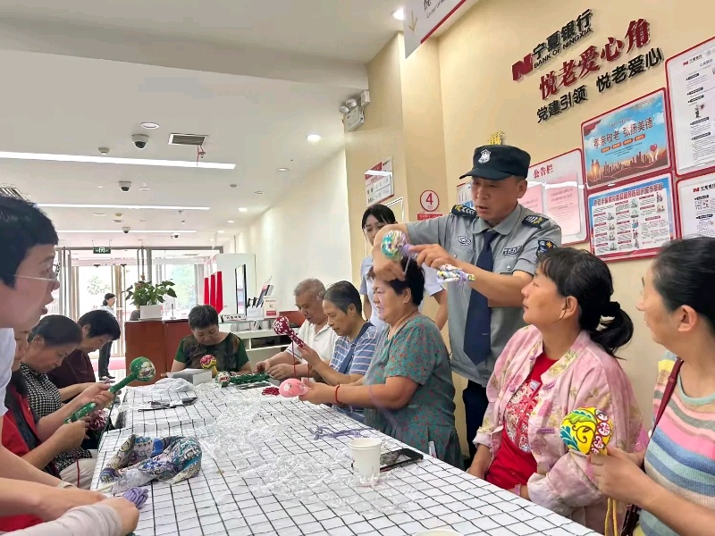 巧手拾趣传温情 反诈宣传零距离