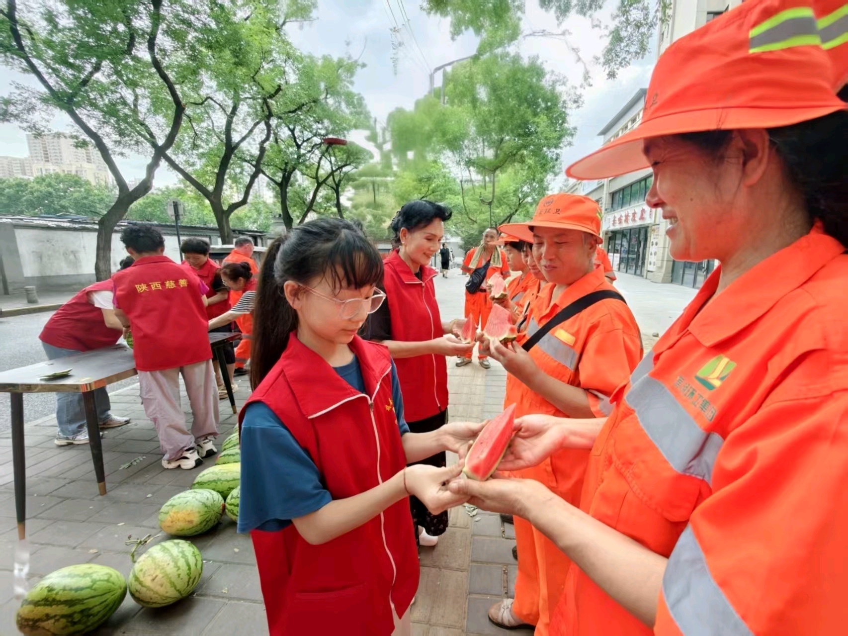 零花钱买来百斤西瓜，小女孩为环卫工人送上“最甜问候”