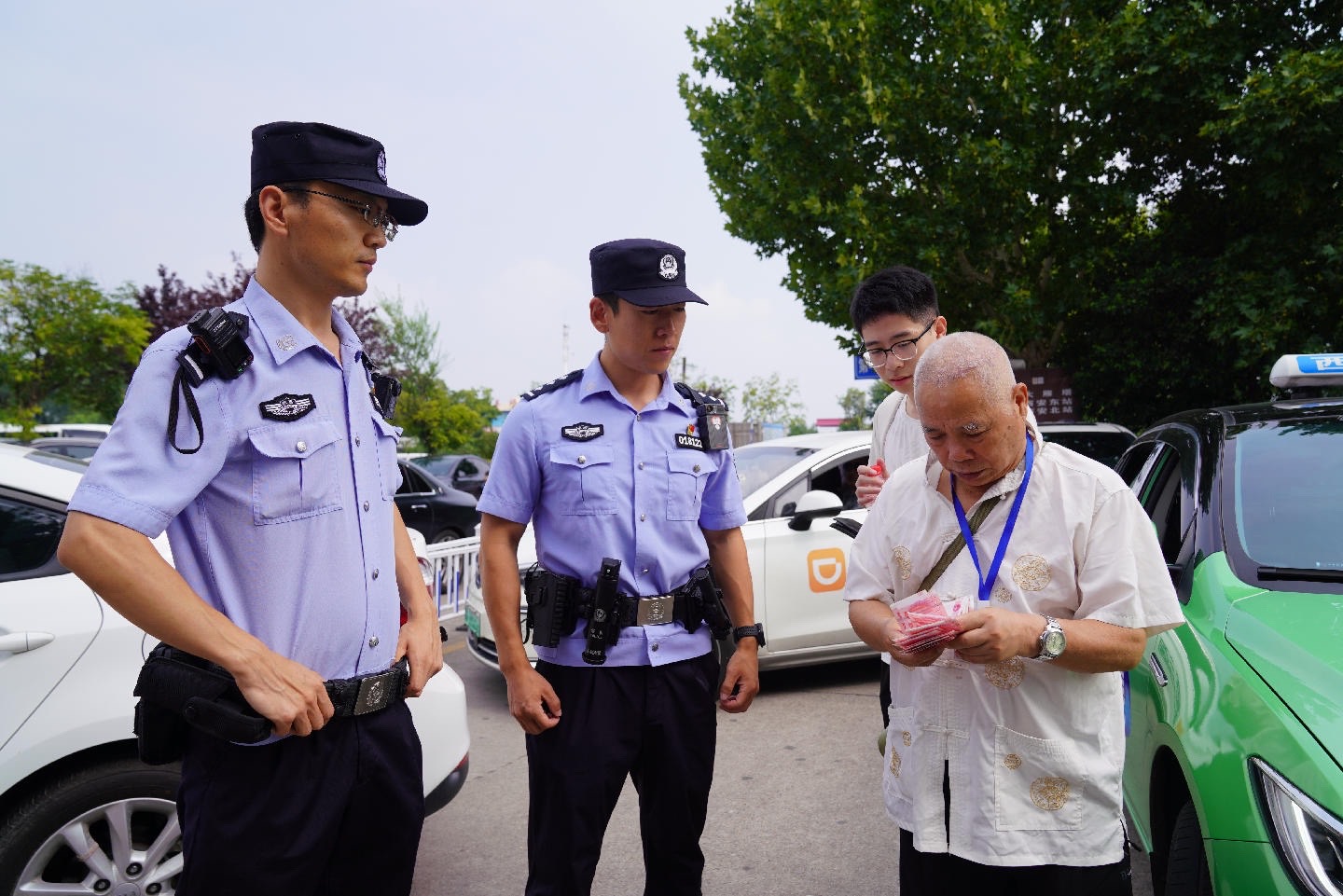 兵马俑景区里的暖心守护
