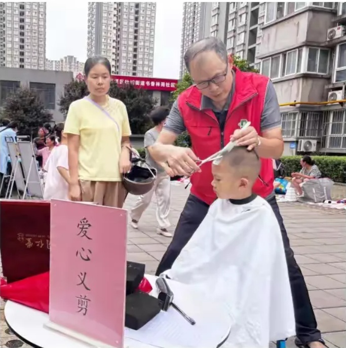 义剪义诊义卖齐上阵 小集市传递大温情