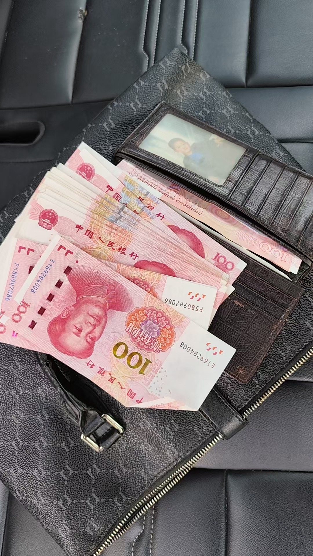 乘客丢失提包 的哥热心送还