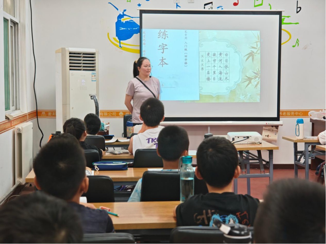“小新”伴稚子挥毫，方寸之间见成长