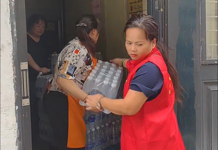 51箱矿泉水送抵心羽家园，为患儿家庭送上清凉