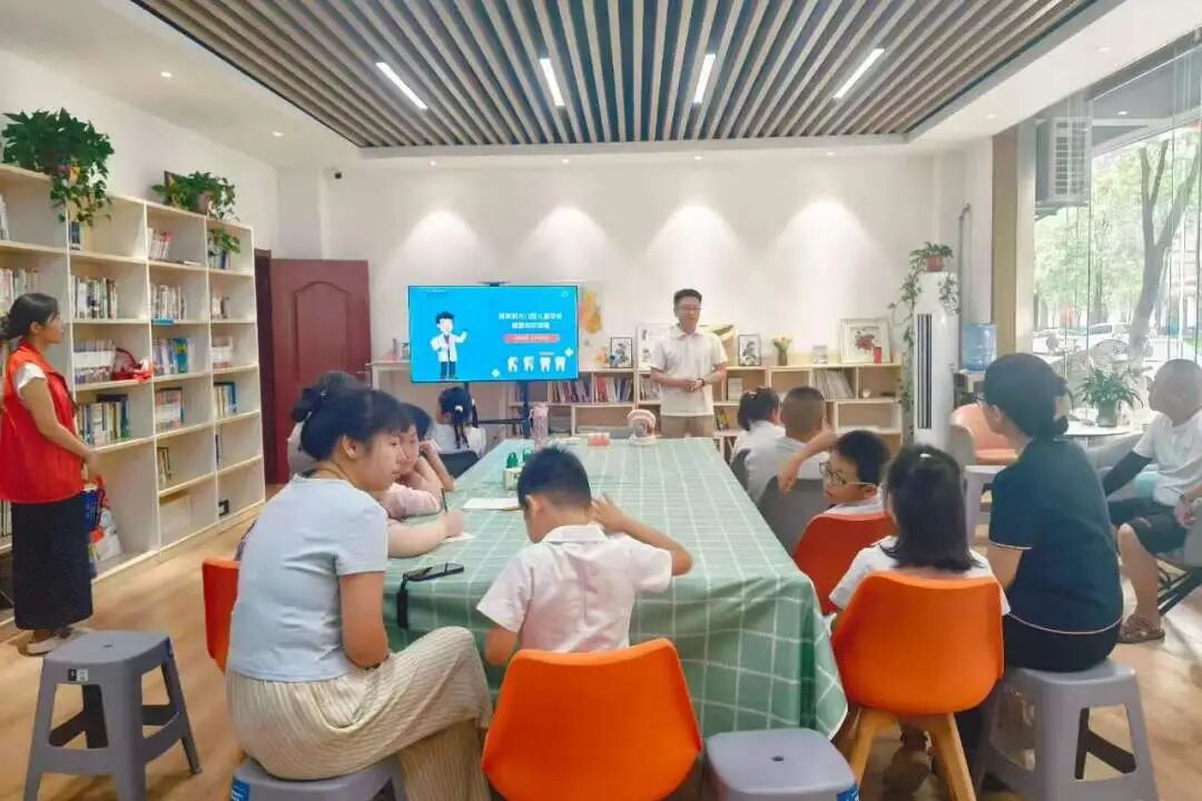 甜蜜烘焙遇上口腔科普，社区亲子DIY点亮孩子暑期生活