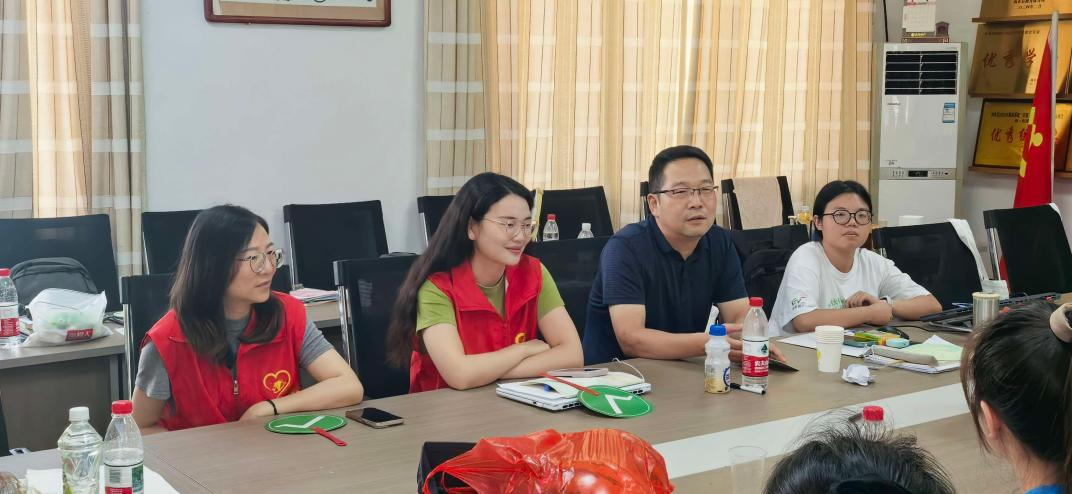 暖心慰问寄期许 志愿同行共成长