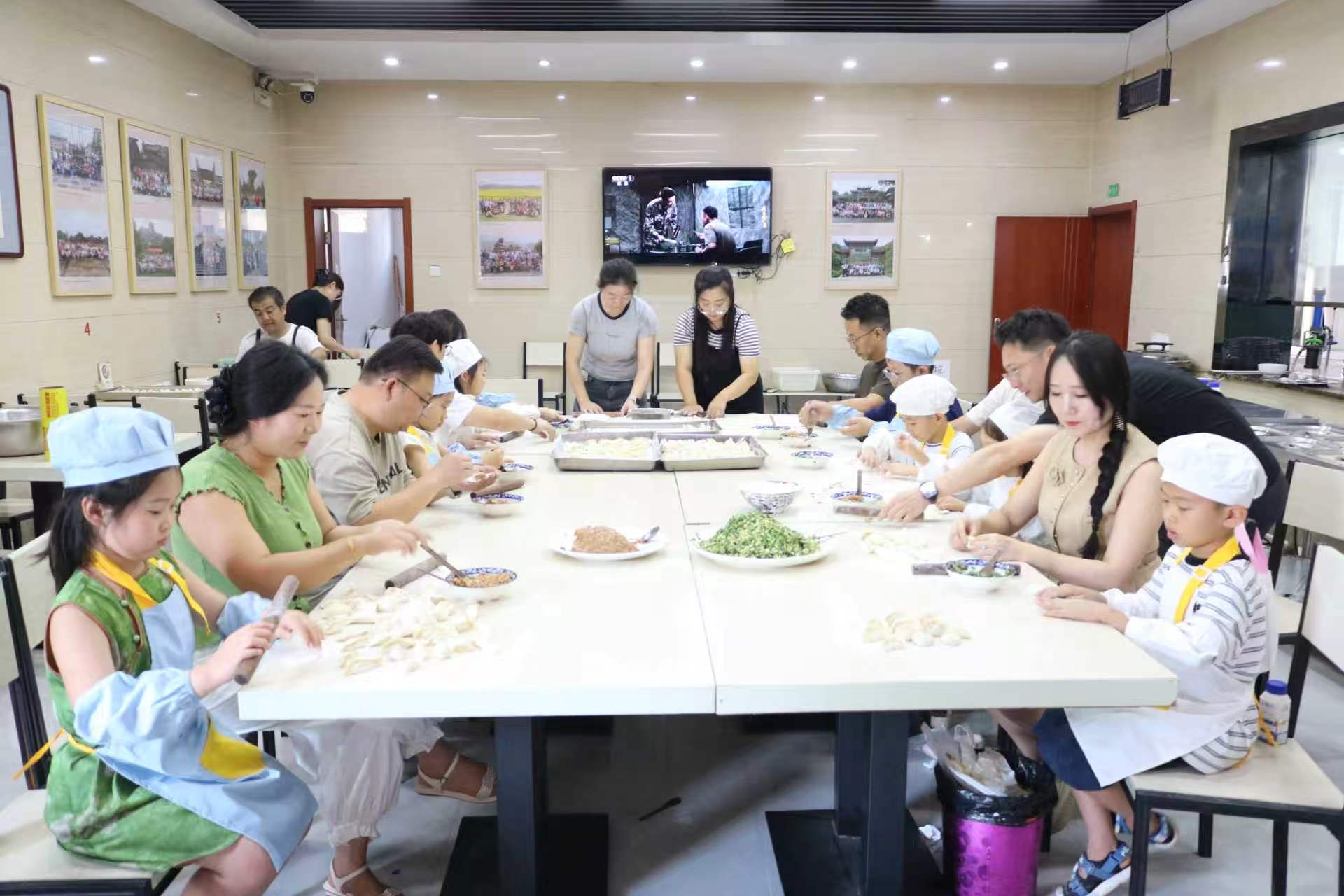和乐融融，面皮传情：看铜川矿业的萌娃如何“捏”出幸福暑假