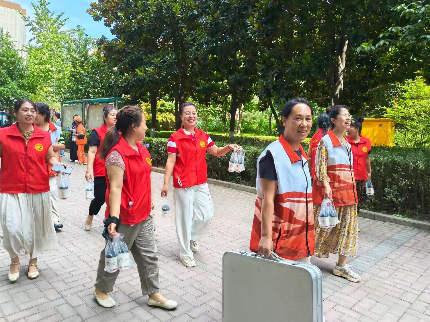 始于广场舞 暖在邻里间西关银发 “巧姐” 温柔护邻里