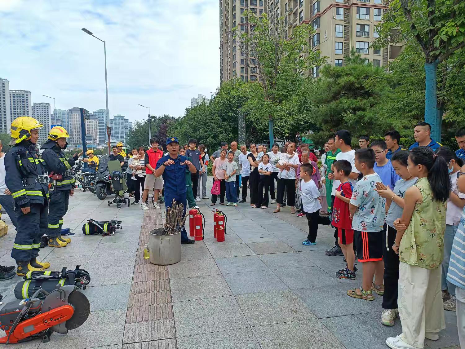 学灭火、学逃生！消防安全实践活动走进休闲广场