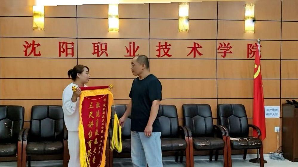 不会游泳的他 用一根鱼竿救了两条命