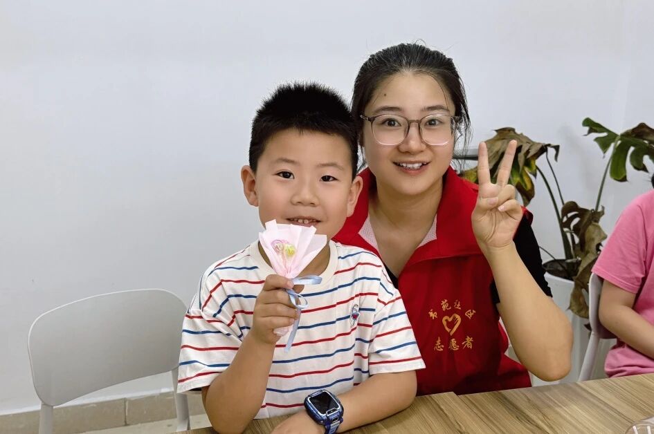 解锁甜蜜开学礼，小朋友动手制作糖果花与姓名牌