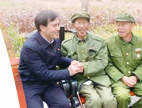 “全国最美拥军人物”王友民：儿时从军梦 一生拥军情 - 中国军网