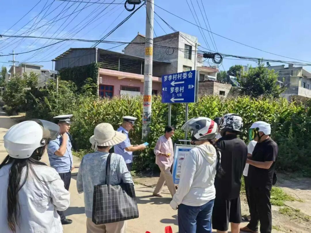 西安警方交通安全宣教关注农村出行安全
