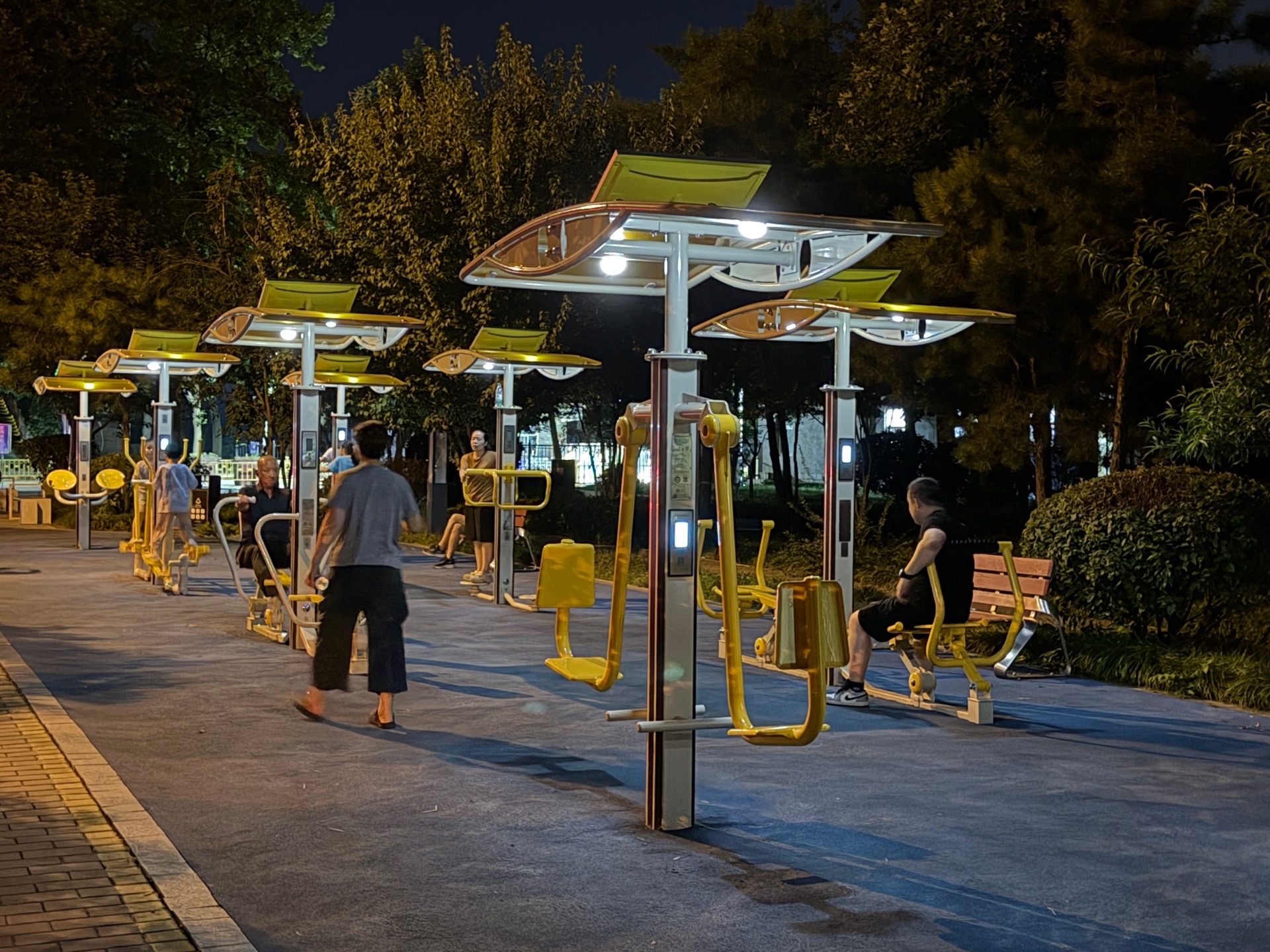 家门口建起 “夜光健身房” ——盘活城市绿化带完善 15 分钟健身圈