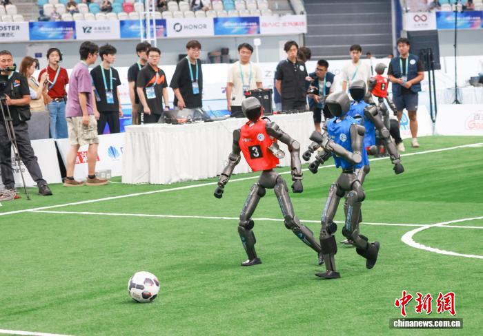 两千余名“钢铁健儿”北京竞技：比“脑”力 拼灵巧