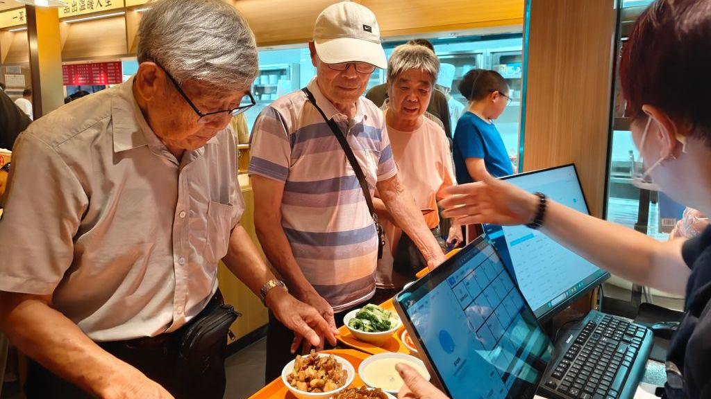 新华鲜报丨8.2万家助餐点 守护长者幸福“食”光