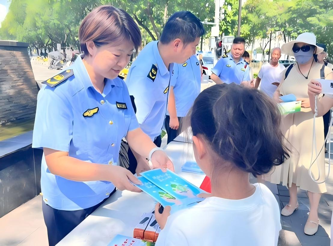 西安市生态环境局雁塔分局联合小寨街道办事处在阳阳国际广场开展《中华人民共和国生态环境法典》普法宣传活动