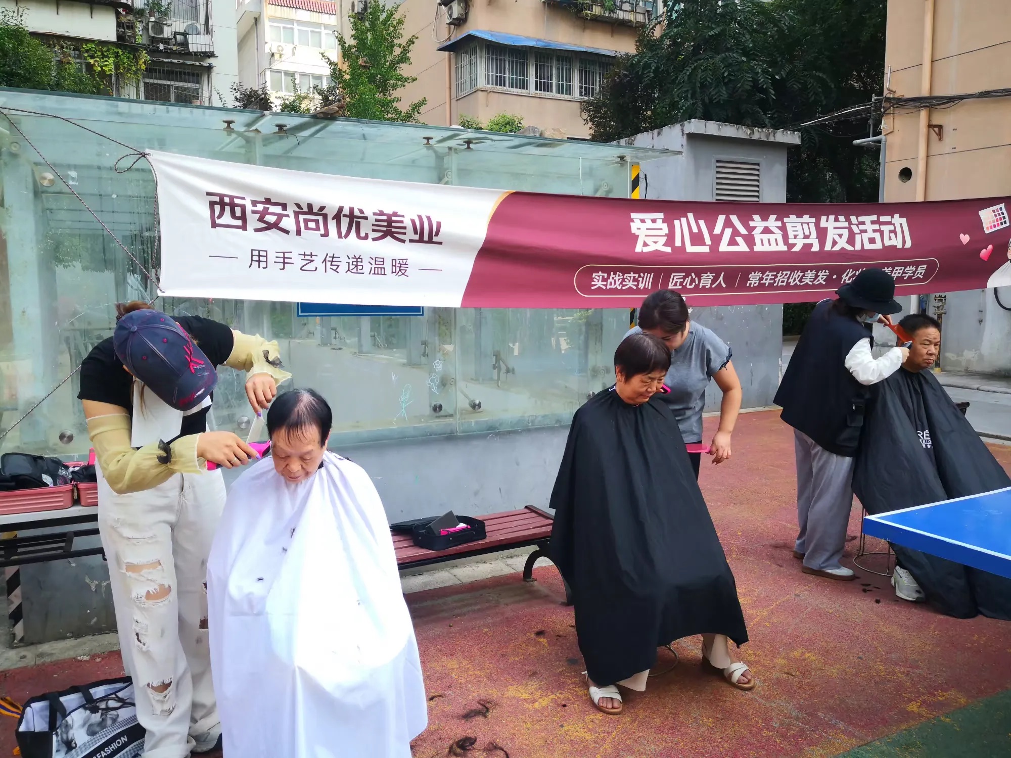 “小集市”办出“大幸福” 便民服务送到居民家门口