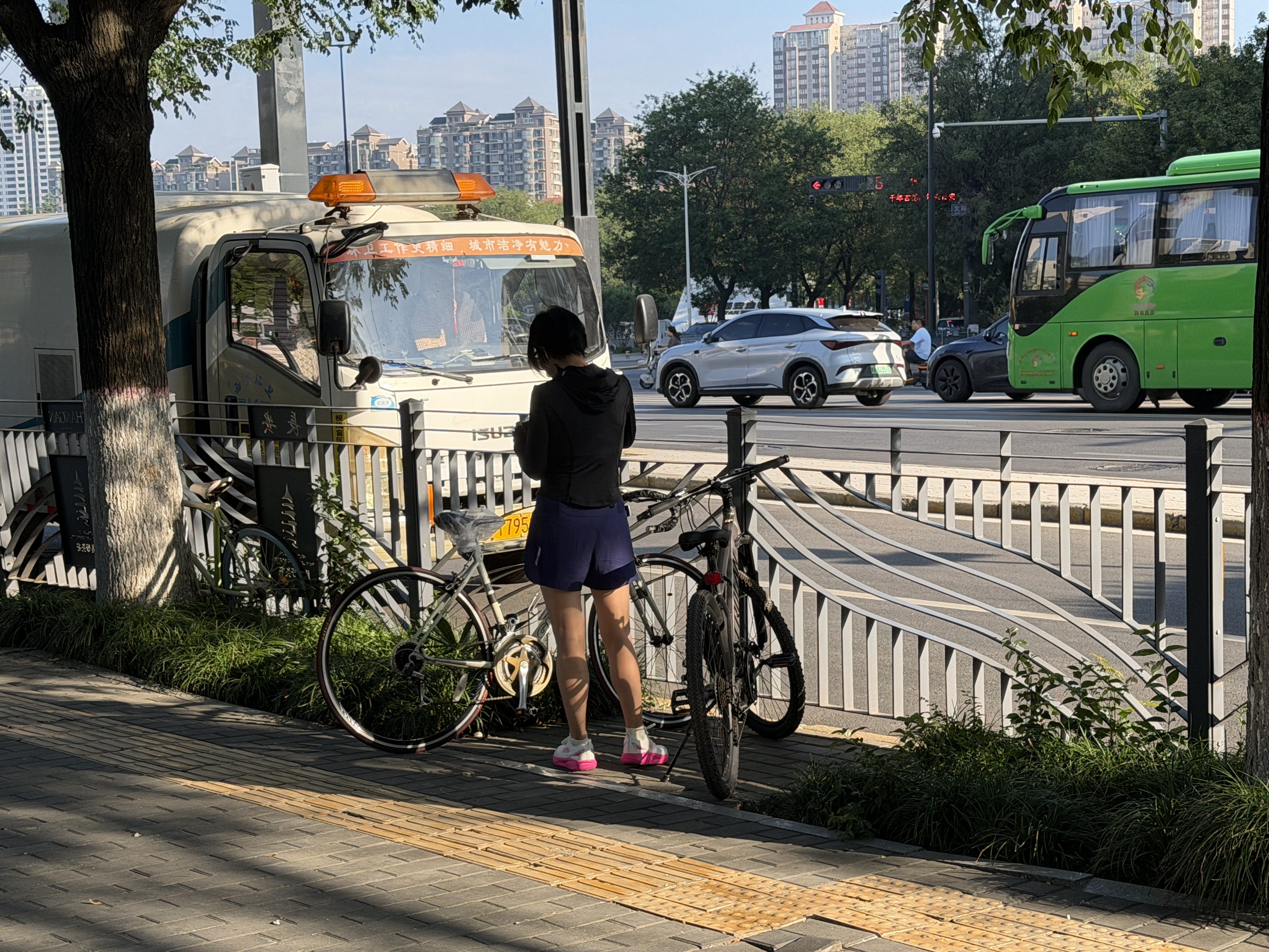 小轮折叠车驶入都市新生活 西安青年解锁通勤休闲新风尚