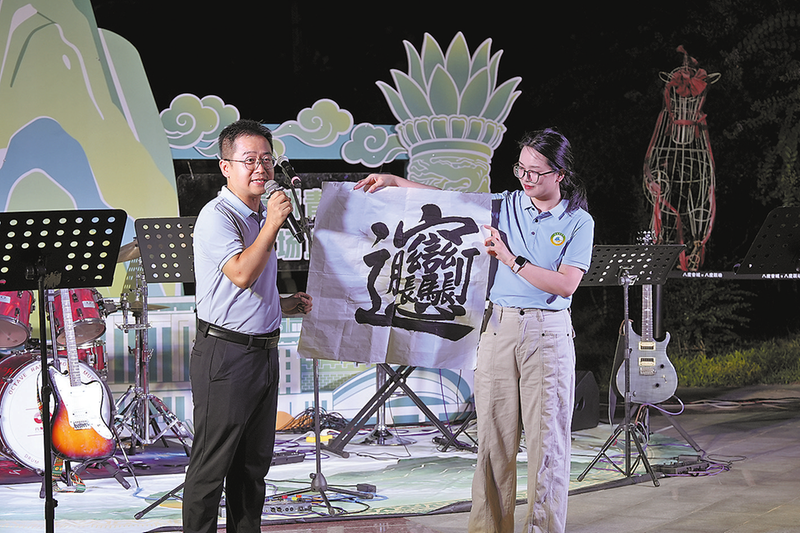 理论宣讲“活”起来 群众参与“火”起来——“东秦新青年·公园广场宣讲季”活动现场见闻