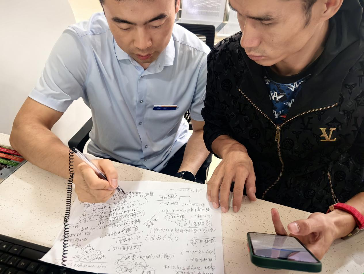 指尖传情暖人心 “无声”服务有温度  扶风县政务服务中心助力残疾人士高效办结变更登记