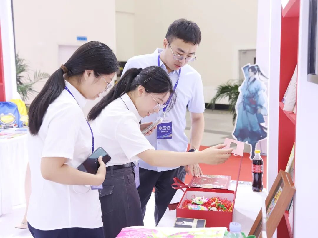 展出的文创产品受欢迎