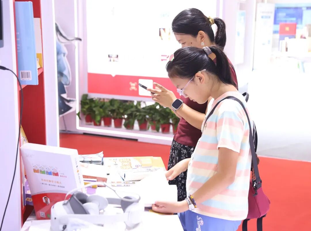 读者翻阅参展图书
