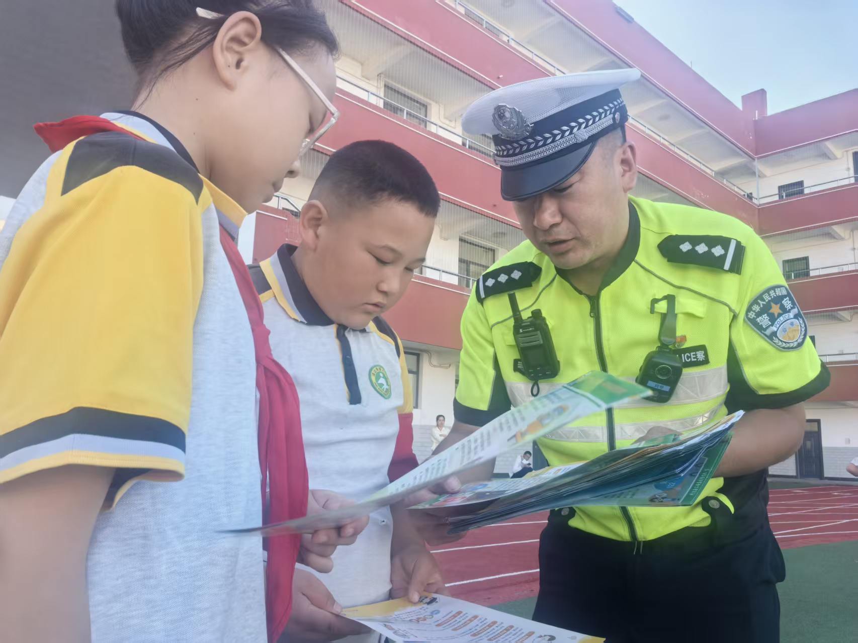 开学第一课 靖边交警进校园宣讲交通安全知识