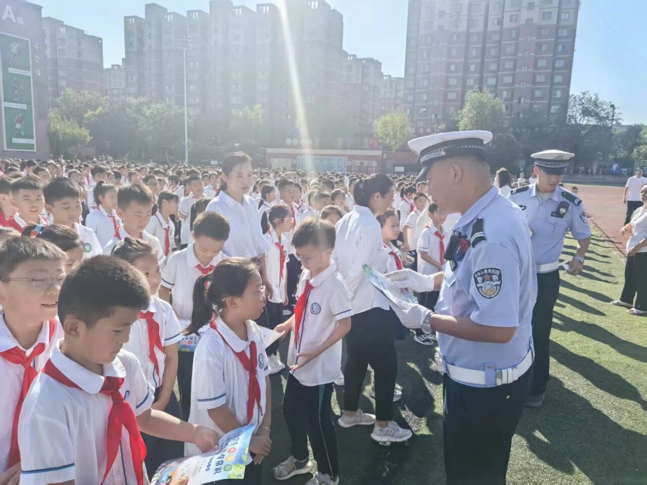 交警进校园  铺就平安求学路