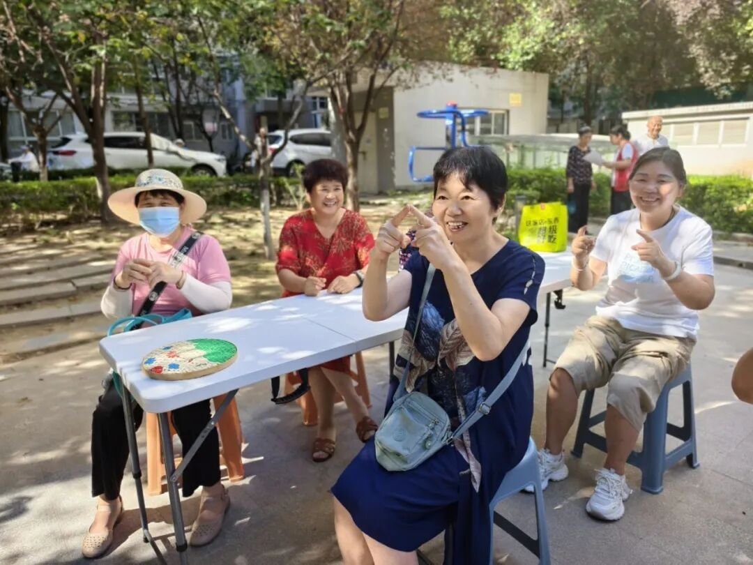 指尖竹韵 睦邻共织 春天花园社区开展银龄竹编艺术体验活动