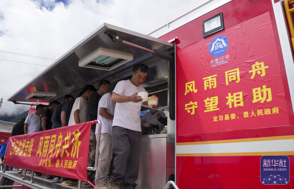 移动餐车送温暖