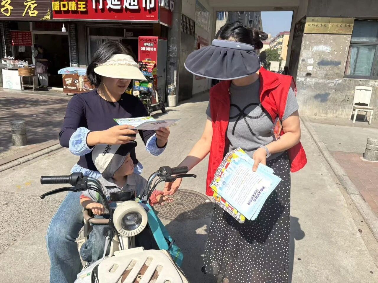 开学护航守平安！社区开展交通安全宣传活动