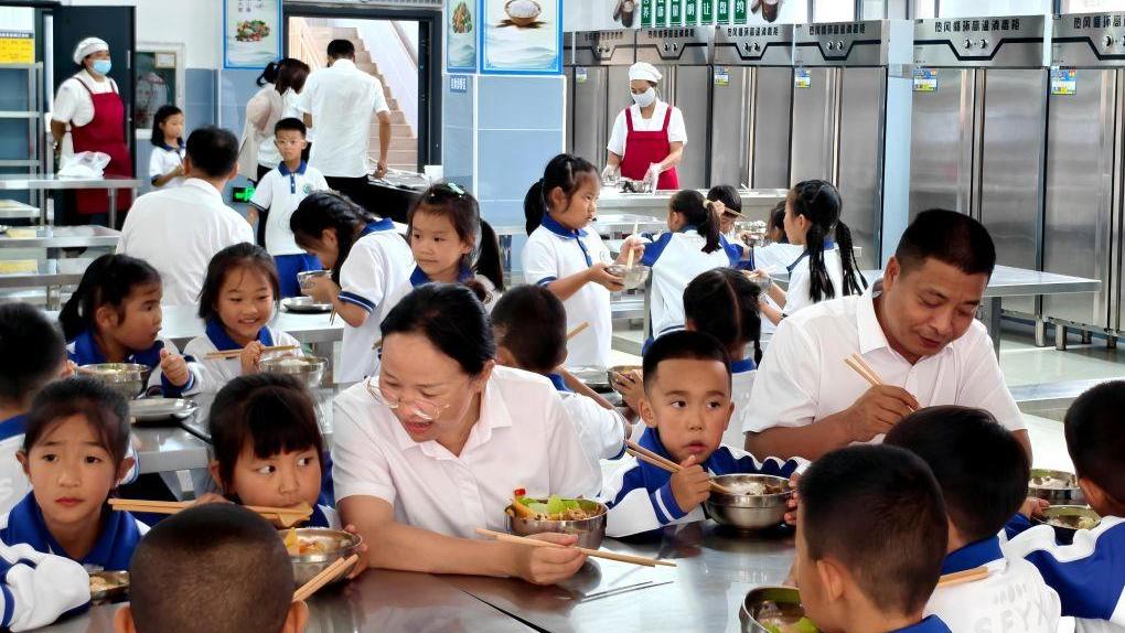 开学“第一餐”，校长坐到我对面——“五张清单”这样管好校园食堂