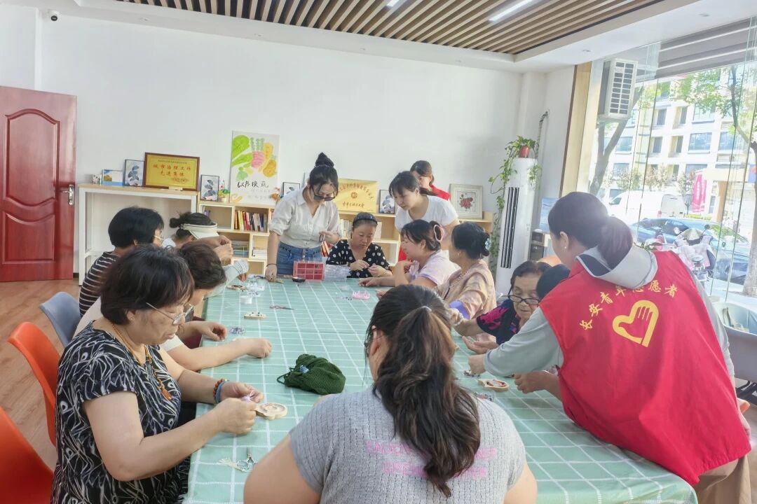 串珠传温情！社区手工活动拉近邻里距离
