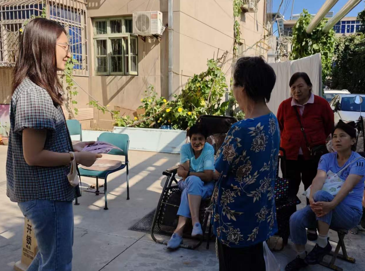 东关社区“唠嗑式”反诈送到家门口