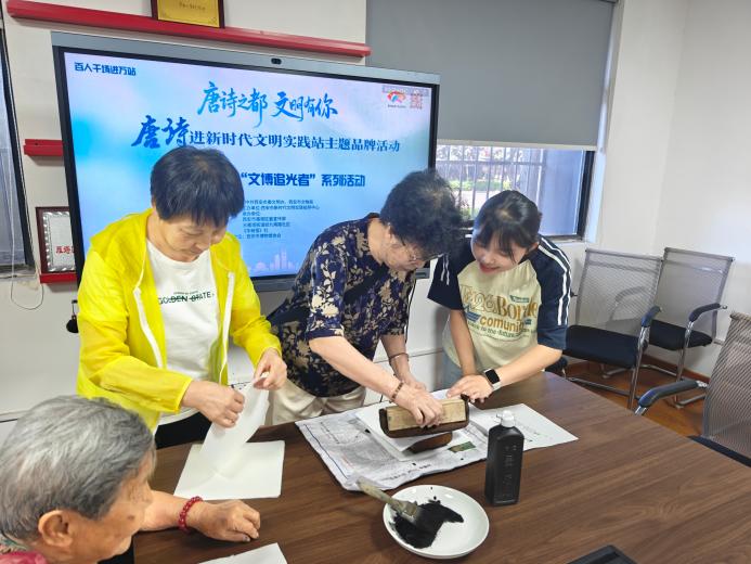 指尖承非遗 年画暖民心！居民在家门口解锁民俗文化魅力
